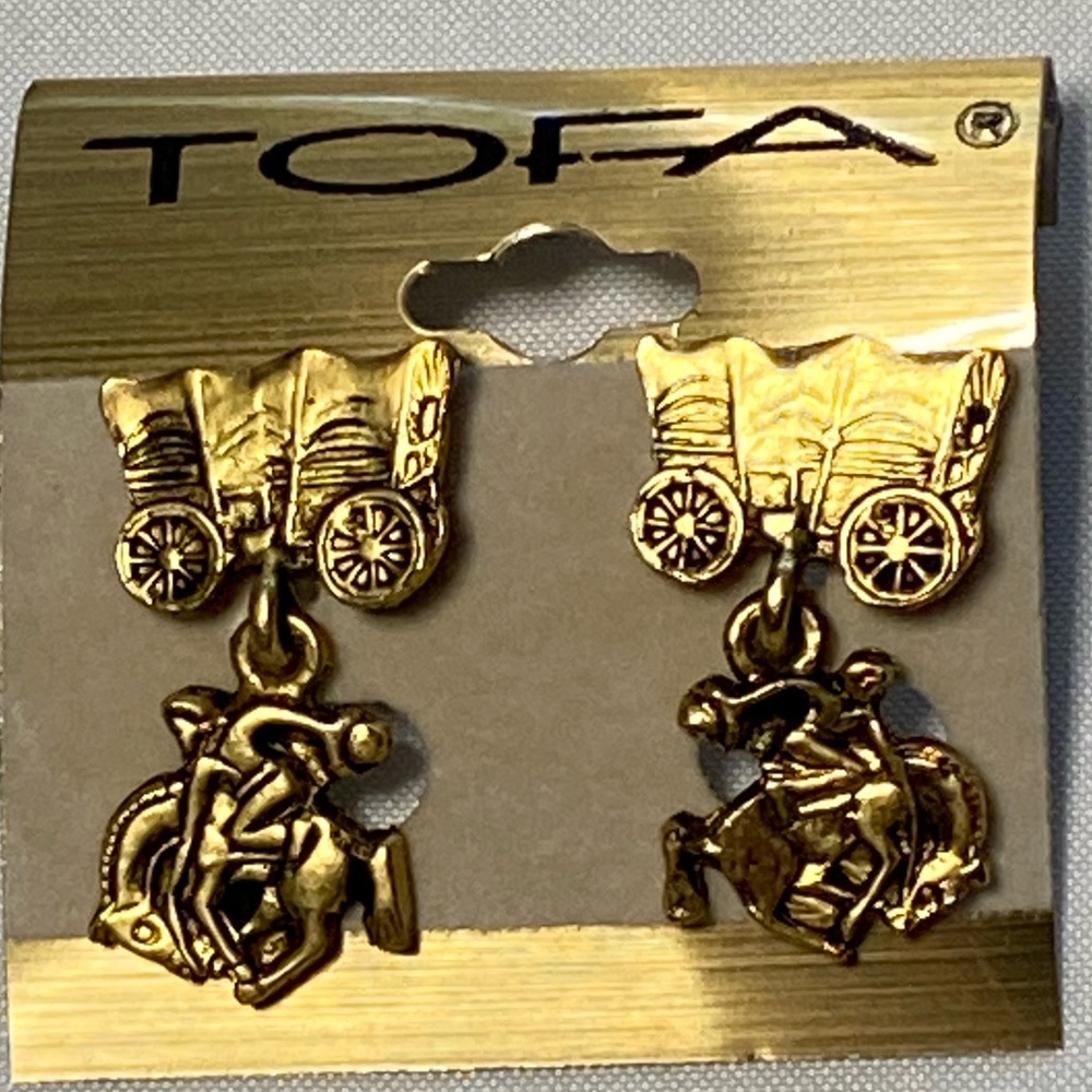 Tofa Earrings (Wagon) gold tone